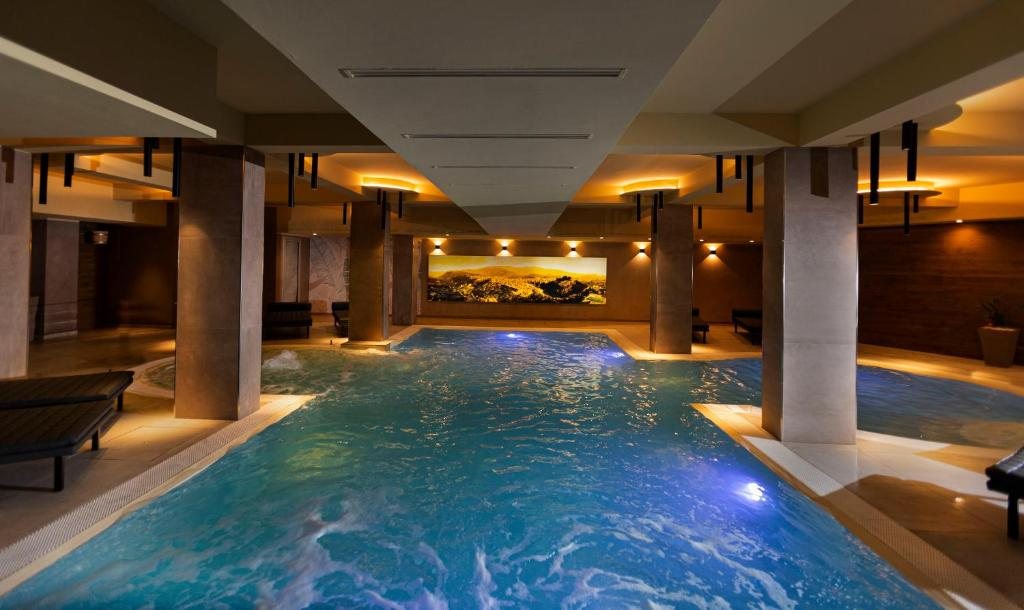 Vasca idromassaggio illuminata in una spa d'hotel