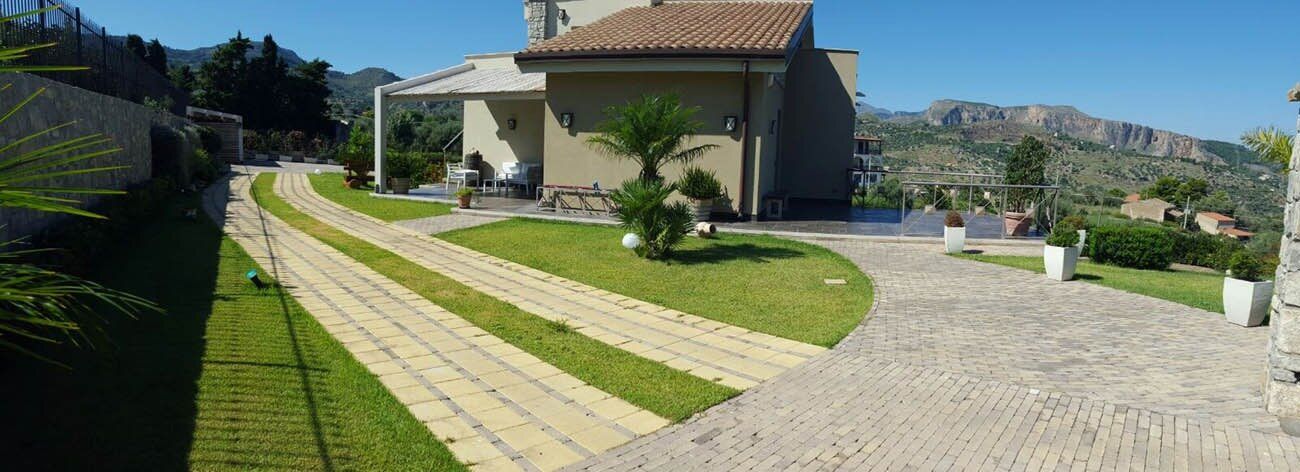 Giardino realizzato con viale in pietra e prato